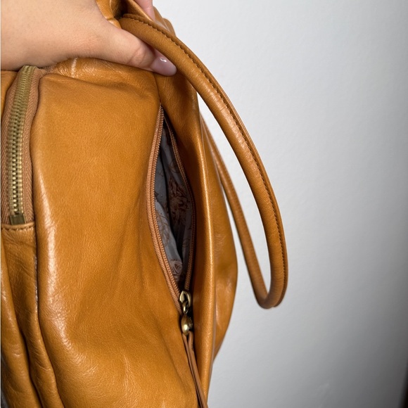 Hobo Divine Shoulder Bag Tan Adjustable Strap Soft Leather - Picture 9 of 9
